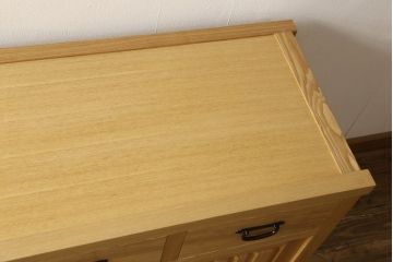 中古　極美品　タモ材　上質な和の空間づくりにおすすめ! 品を感じる水屋箪笥サイドボード(収納棚、キャビネット、食器棚、戸棚)(R-057896)
