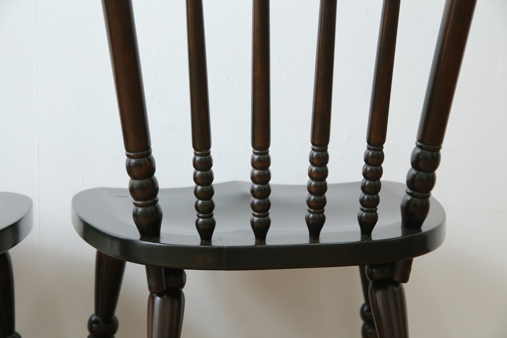 中古　北海道民芸家具　クラシカルな雰囲気を醸し出すダイニングチェア2脚セット　(R-057902)