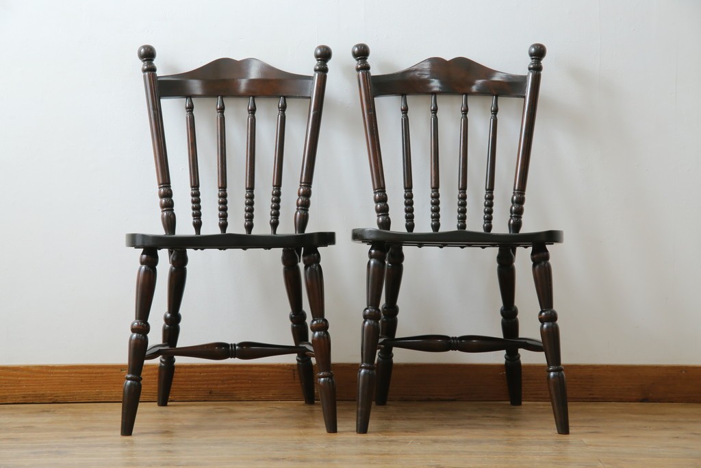 中古　北海道民芸家具　クラシカルな雰囲気を醸し出すダイニングチェア2脚セット　(R-057902)