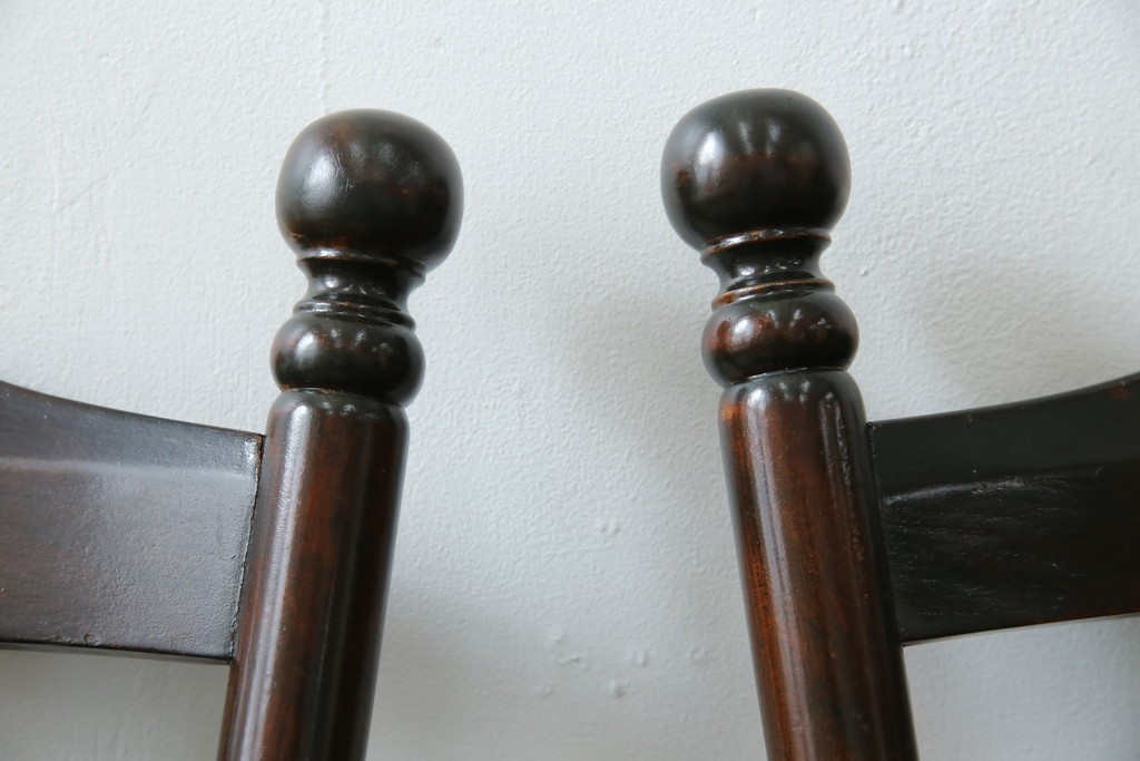 中古　北海道民芸家具　クラシカルな雰囲気を醸し出すダイニングチェア2脚セット　(R-057902)