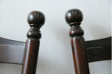 中古　北海道民芸家具　クラシカルな雰囲気を醸し出すダイニングチェア2脚セット　(R-057902)