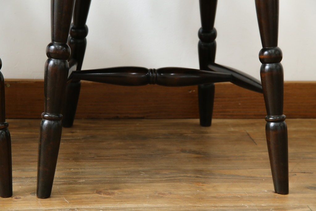 中古　北海道民芸家具　クラシカルな雰囲気を醸し出すダイニングチェア2脚セット　(R-057902)