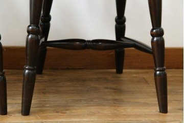 中古　北海道民芸家具　クラシカルな雰囲気を醸し出すダイニングチェア2脚セット　(R-057902)