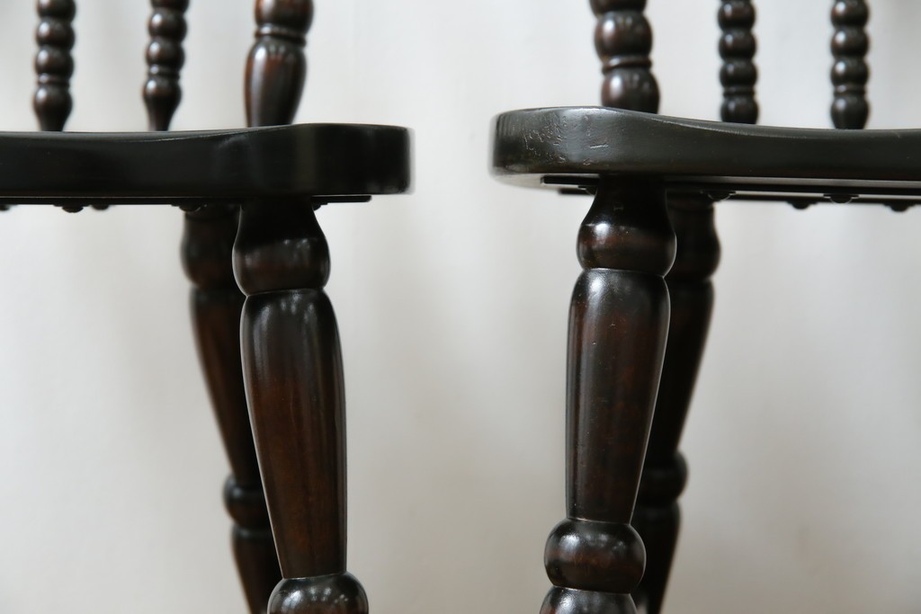 中古　北海道民芸家具　クラシカルな雰囲気を醸し出すダイニングチェア2脚セット　(R-057902)