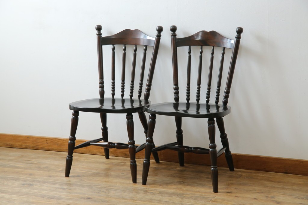 中古　北海道民芸家具　クラシカルな雰囲気を醸し出すダイニングチェア2脚セット　(R-057902)