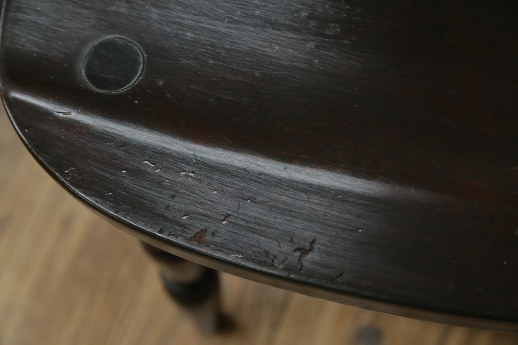 中古　北海道民芸家具　クラシカルな雰囲気を醸し出すダイニングチェア2脚セット　(R-057902)