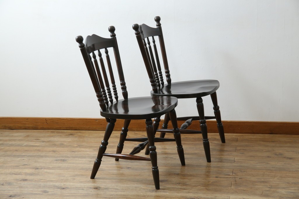 中古　北海道民芸家具　クラシカルな雰囲気を醸し出すダイニングチェア2脚セット　(R-057902)