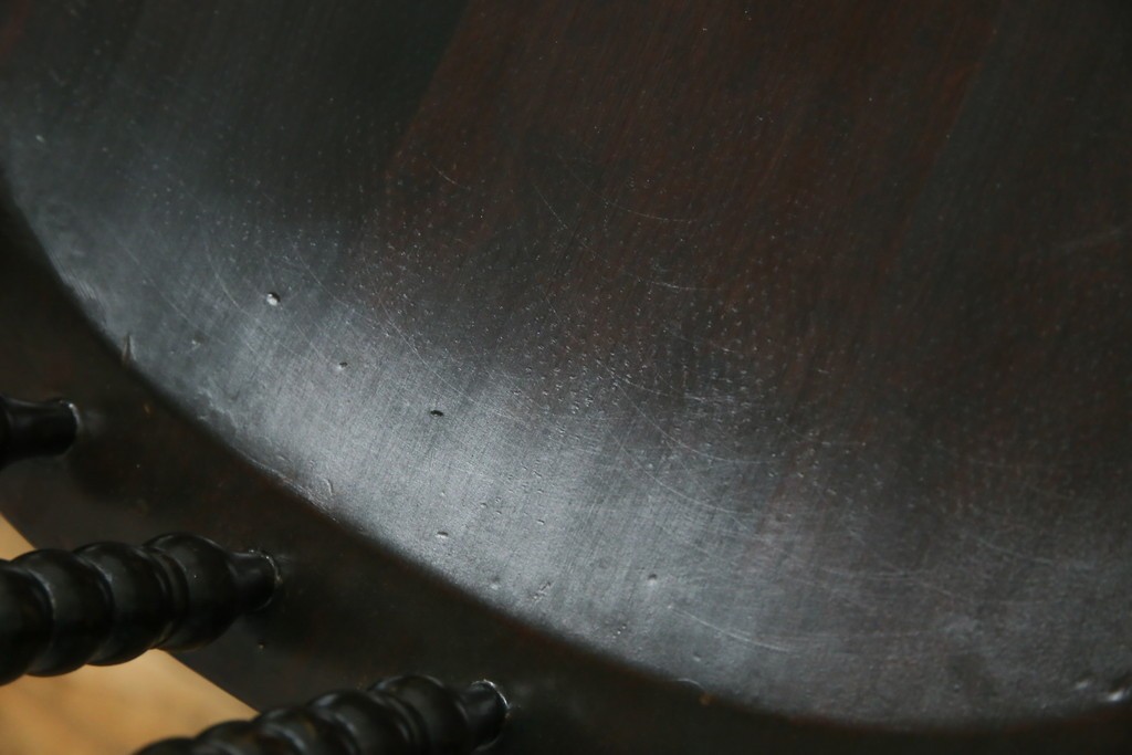 中古　北海道民芸家具　クラシカルな雰囲気を醸し出すダイニングチェア2脚セット　(R-057902)