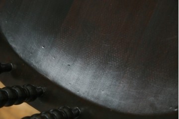 中古　北海道民芸家具　クラシカルな雰囲気を醸し出すダイニングチェア2脚セット　(R-057902)