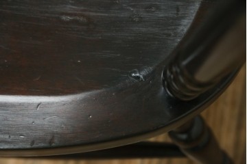 中古　北海道民芸家具　クラシカルな雰囲気を醸し出すダイニングチェア2脚セット　(R-057902)