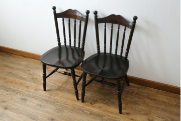 中古　北海道民芸家具　クラシカルな雰囲気を醸し出すダイニングチェア2脚セット　(R-057902)