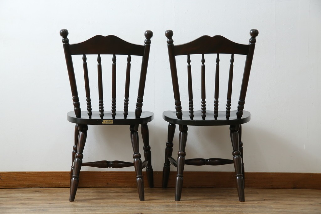 中古　北海道民芸家具　クラシカルな雰囲気を醸し出すダイニングチェア2脚セット　(R-057902)