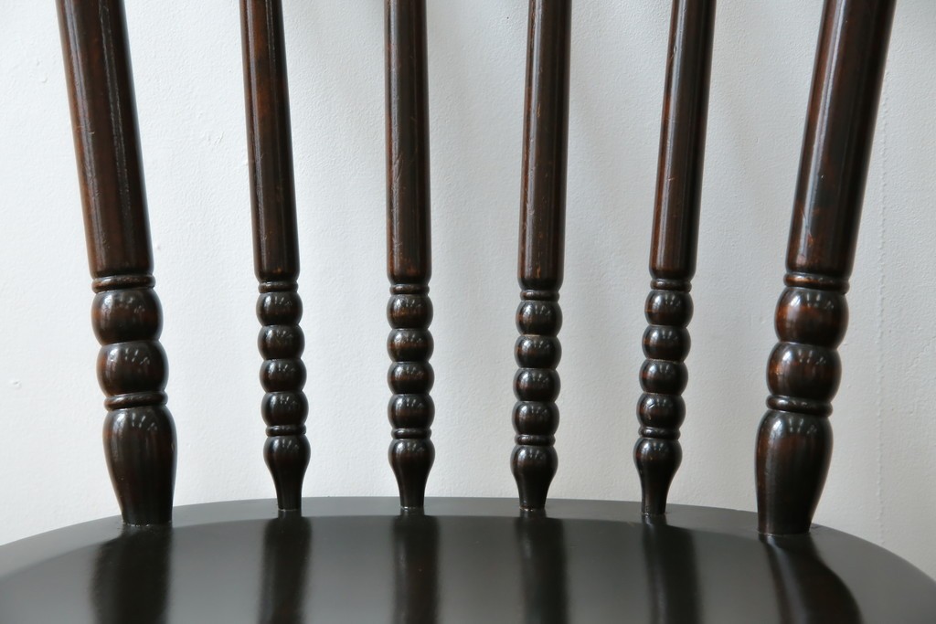 中古　北海道民芸家具　クラシカルな雰囲気を醸し出すダイニングチェア2脚セット　(R-057902)