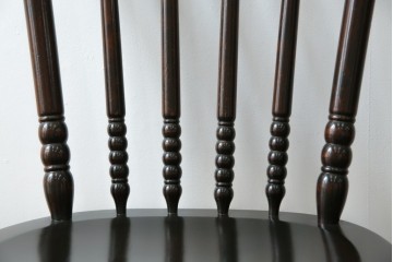 中古　北海道民芸家具　クラシカルな雰囲気を醸し出すダイニングチェア2脚セット　(R-057902)