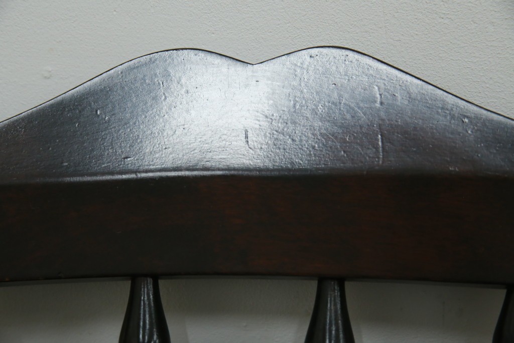 中古　北海道民芸家具　クラシカルな雰囲気を醸し出すダイニングチェア2脚セット　(R-057902)