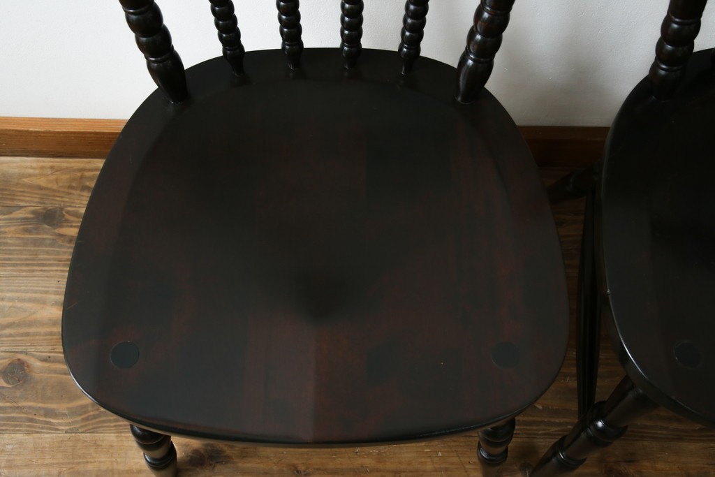 中古　北海道民芸家具　クラシカルな雰囲気を醸し出すダイニングチェア2脚セット　(R-057902)