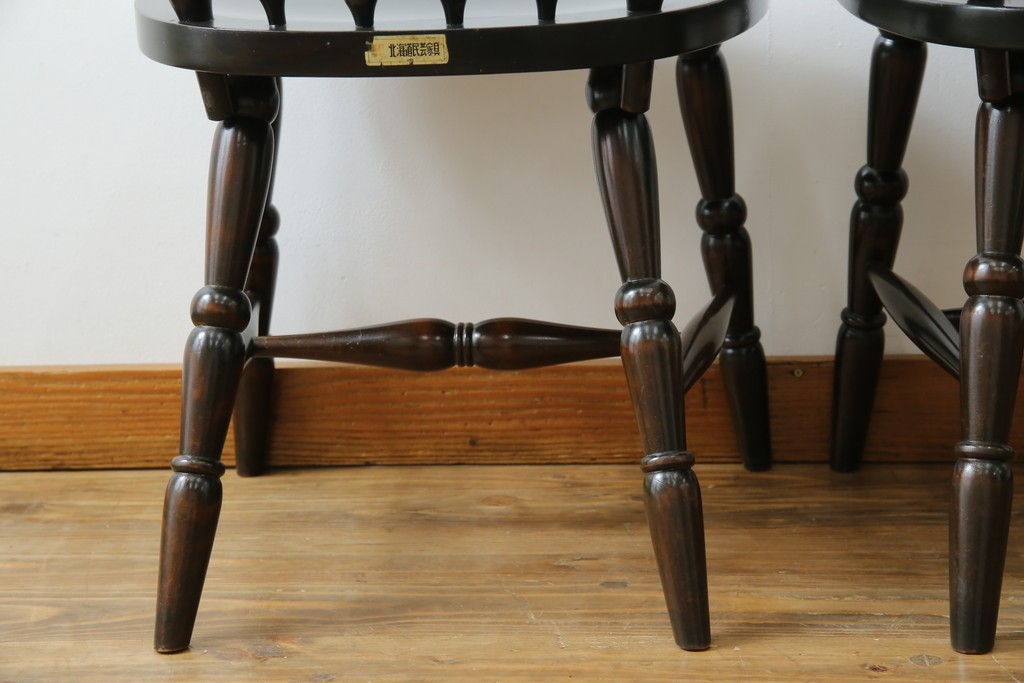 中古　北海道民芸家具　クラシカルな雰囲気を醸し出すダイニングチェア2脚セット　(R-057902)