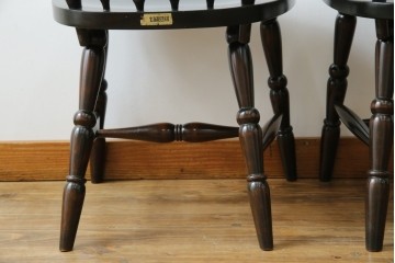 中古　北海道民芸家具　クラシカルな雰囲気を醸し出すダイニングチェア2脚セット　(R-057902)