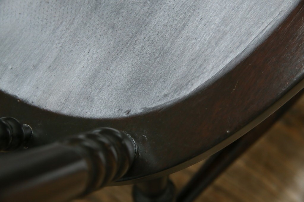 中古　北海道民芸家具　クラシカルな雰囲気を醸し出すダイニングチェア2脚セット　(R-057902)