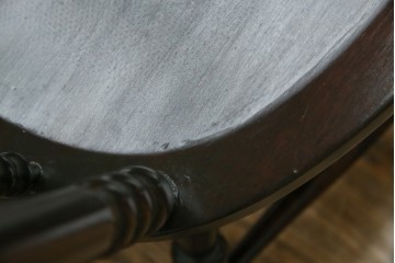 中古　北海道民芸家具　クラシカルな雰囲気を醸し出すダイニングチェア2脚セット　(R-057902)