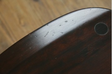 中古　北海道民芸家具　クラシカルな雰囲気を醸し出すダイニングチェア2脚セット　(R-057902)