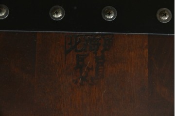 中古　北海道民芸家具　クラシカルな雰囲気を醸し出すダイニングチェア2脚セット　(R-057902)