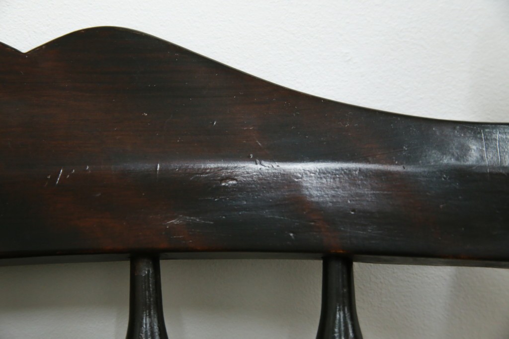 中古　北海道民芸家具　クラシカルな雰囲気を醸し出すダイニングチェア2脚セット　(R-057902)