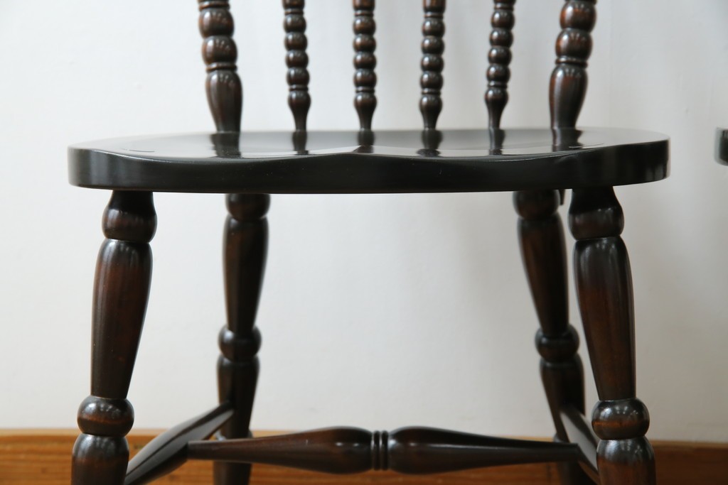 中古　北海道民芸家具　クラシカルな雰囲気を醸し出すダイニングチェア2脚セット　(R-057902)