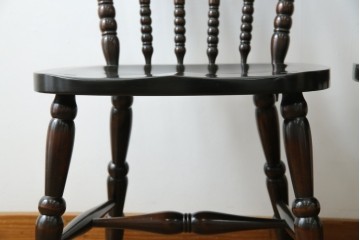 中古　北海道民芸家具　クラシカルな雰囲気を醸し出すダイニングチェア2脚セット　(R-057902)