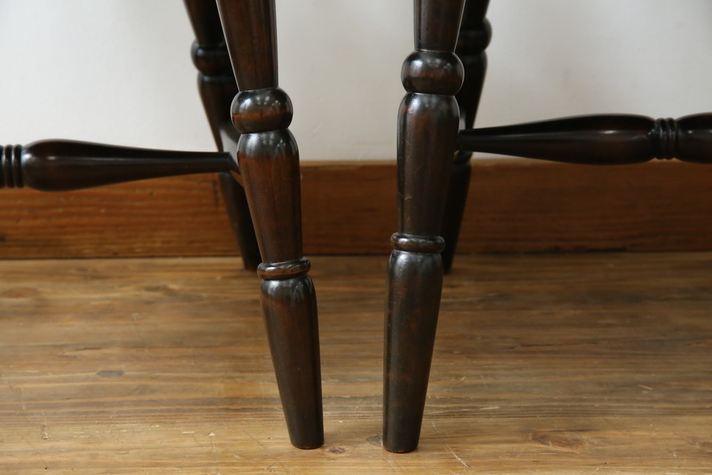 中古　北海道民芸家具　クラシカルな雰囲気を醸し出すダイニングチェア2脚セット　(R-057902)