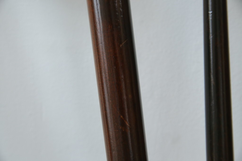 中古　北海道民芸家具　クラシカルな雰囲気を醸し出すダイニングチェア2脚セット　(R-057902)