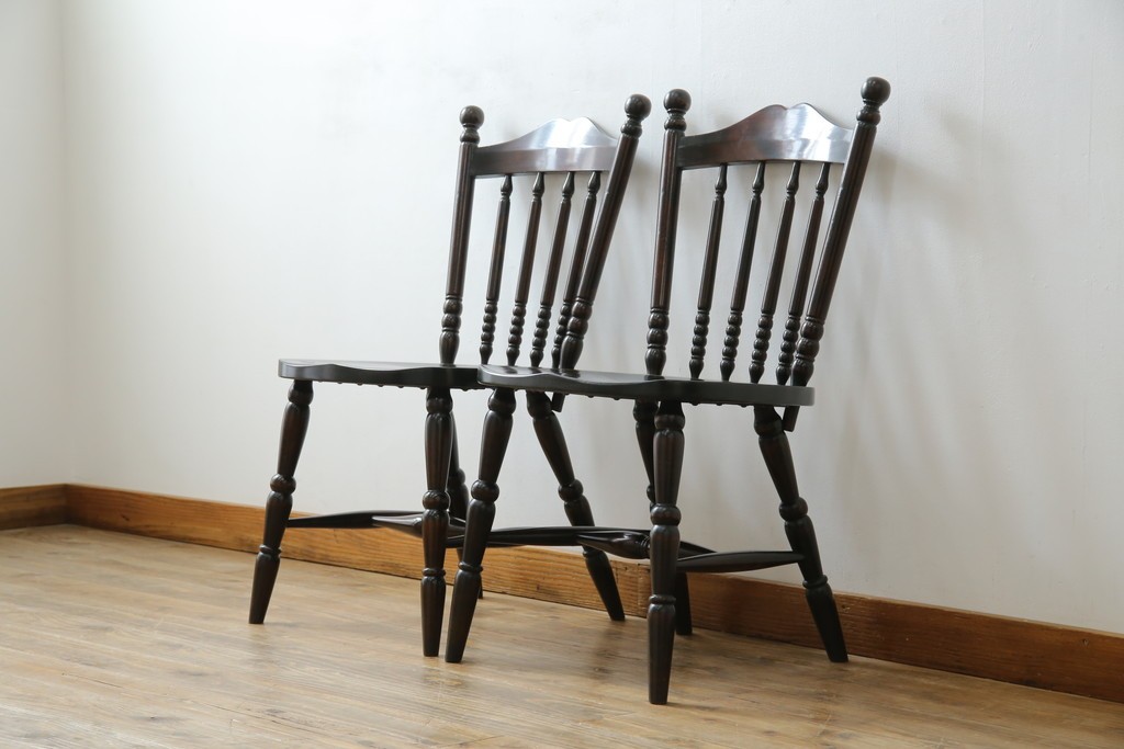 中古　北海道民芸家具　クラシカルな雰囲気を醸し出すダイニングチェア2脚セット　(R-057902)