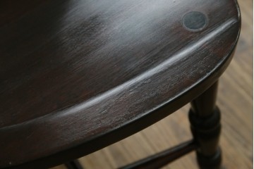 中古　北海道民芸家具　クラシカルな雰囲気を醸し出すダイニングチェア2脚セット　(R-057902)