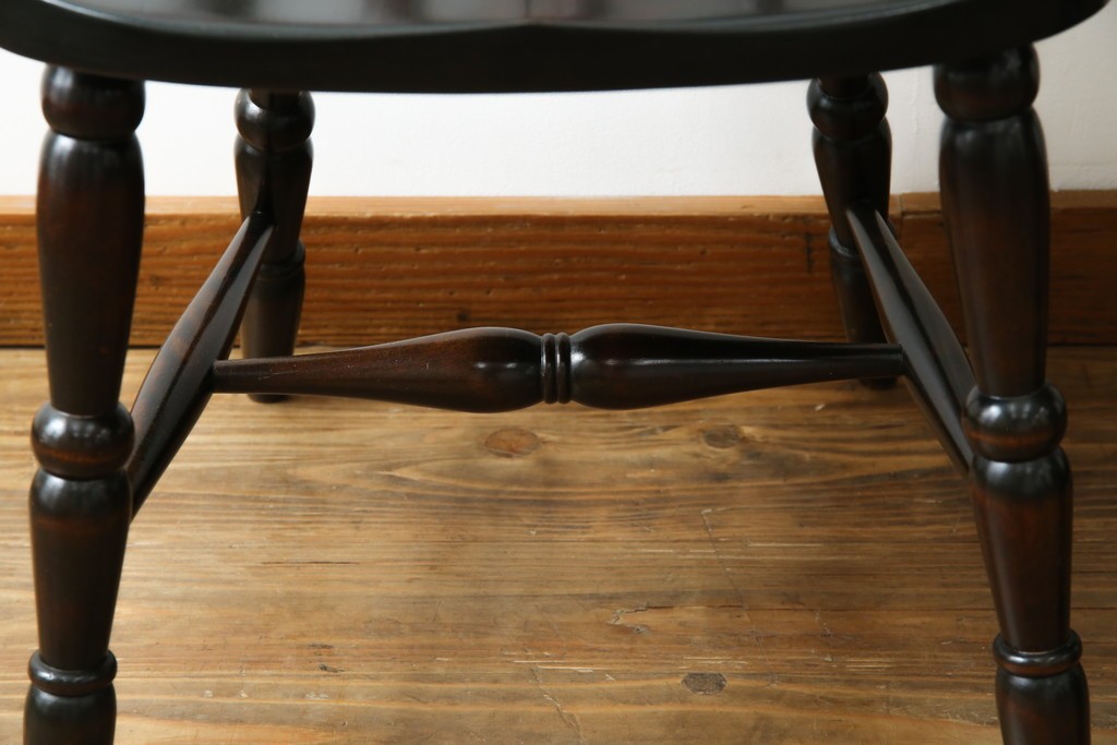 中古　北海道民芸家具　クラシカルな雰囲気を醸し出すダイニングチェア2脚セット　(R-057902)