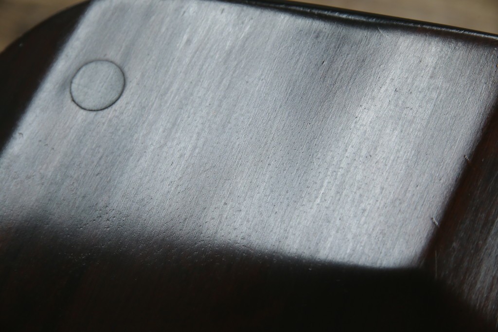 中古　北海道民芸家具　クラシカルな雰囲気を醸し出すダイニングチェア2脚セット　(R-057902)