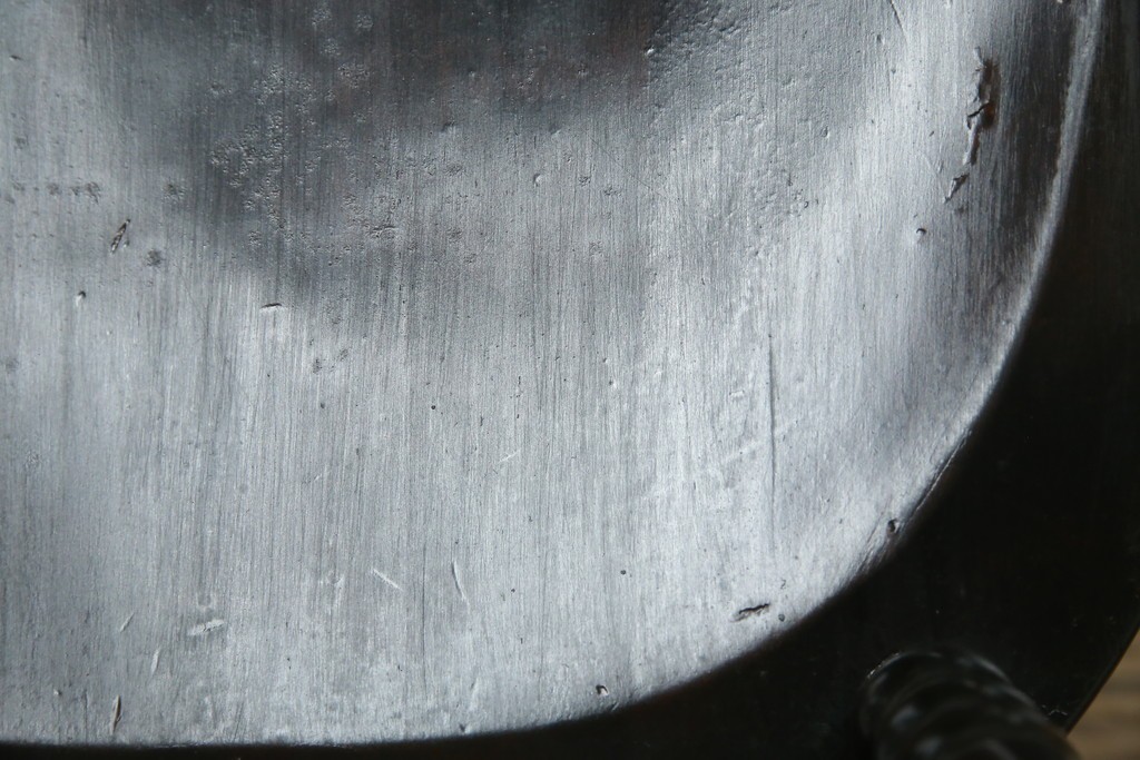 中古　北海道民芸家具　クラシカルな雰囲気を醸し出すダイニングチェア2脚セット　(R-057902)