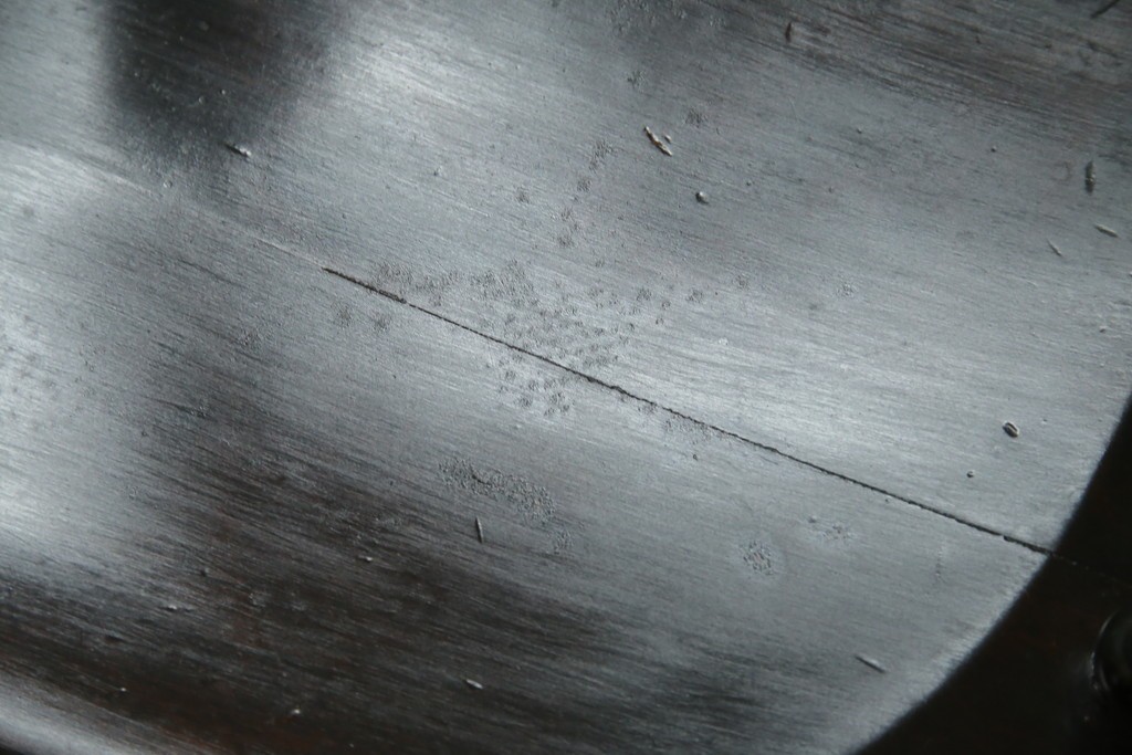 中古　北海道民芸家具　クラシカルな雰囲気を醸し出すダイニングチェア2脚セット　(R-057902)