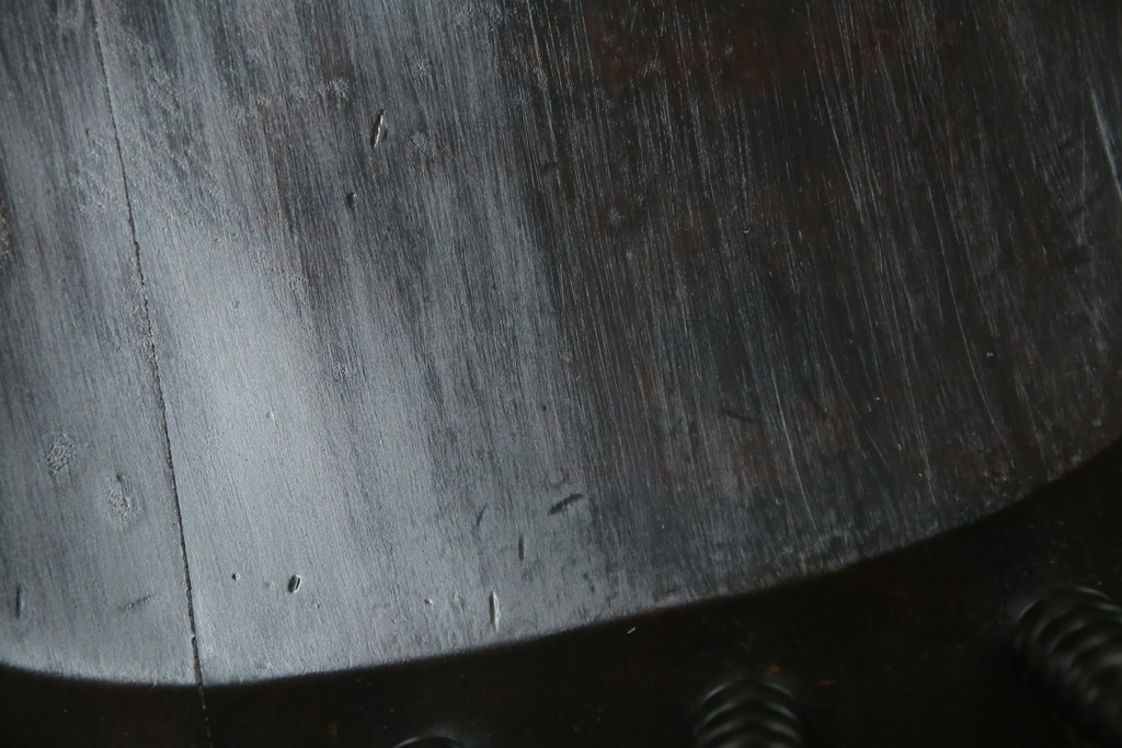 中古　北海道民芸家具　クラシカルな雰囲気を醸し出すダイニングチェア2脚セット　(R-057902)