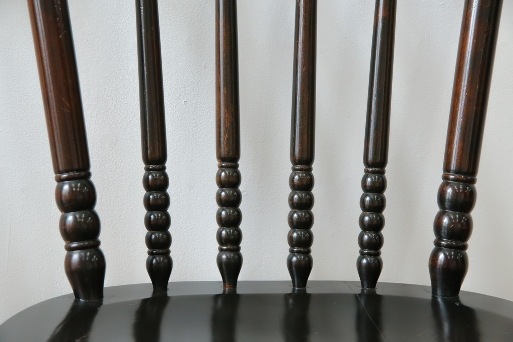 中古　北海道民芸家具　クラシカルな雰囲気を醸し出すダイニングチェア2脚セット　(R-057902)