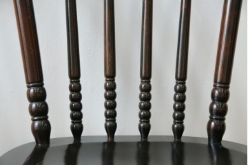 中古　北海道民芸家具　クラシカルな雰囲気を醸し出すダイニングチェア2脚セット　(R-057902)