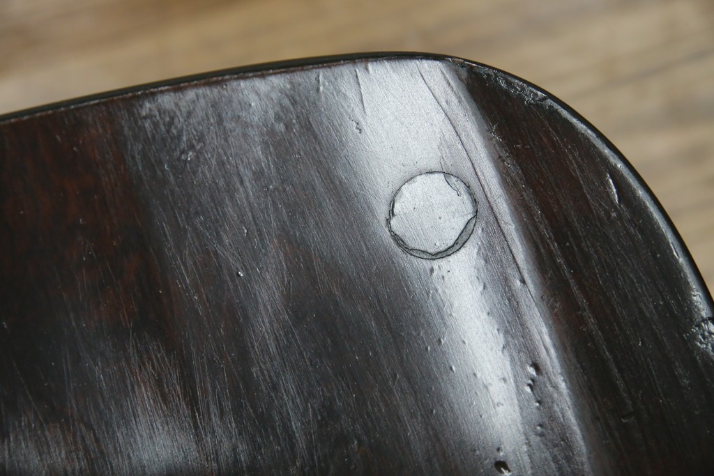 中古　北海道民芸家具　クラシカルな雰囲気を醸し出すダイニングチェア2脚セット　(R-057902)