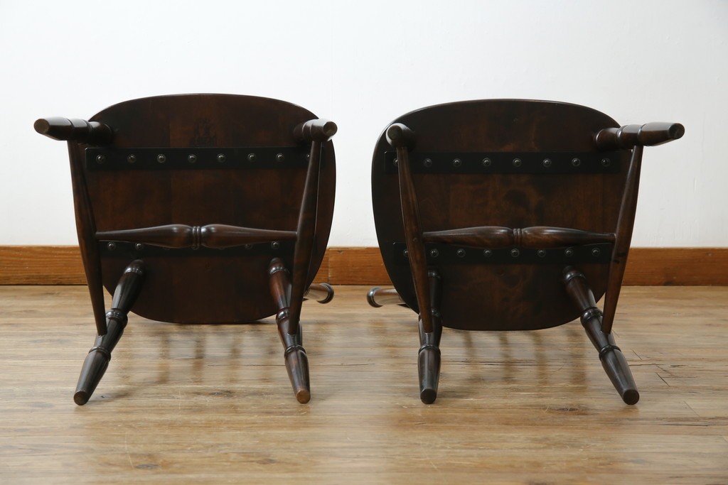 中古　北海道民芸家具　クラシカルな雰囲気を醸し出すダイニングチェア2脚セット　(R-057902)