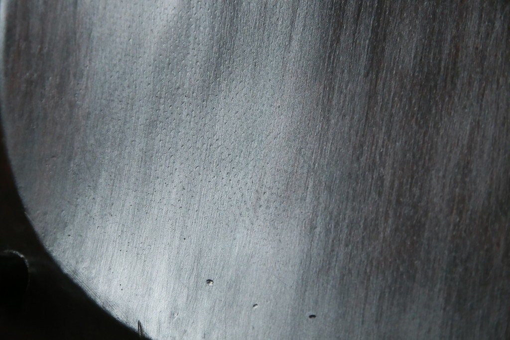 中古　北海道民芸家具　クラシカルな雰囲気を醸し出すダイニングチェア2脚セット　(R-057902)