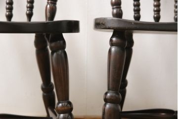 中古　美品　北海道民芸家具　クラシカルな雰囲気を醸し出すダイニングチェア2脚セット(椅子、板座チェア)(R-057902)