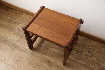 中古　美品　高級　国産品手造り　総欅(ケヤキ)材　漆塗り　シンプルなデザインの中に品を感じるサイドテーブル(ローテーブル、コーヒーテーブル)(R-057913)
