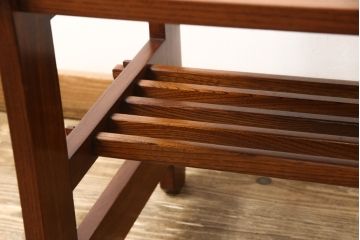 中古　美品　高級　国産品手造り　総欅(ケヤキ)材　漆塗り　シンプルなデザインの中に品を感じるサイドテーブル(ローテーブル、コーヒーテーブル)(R-057913)