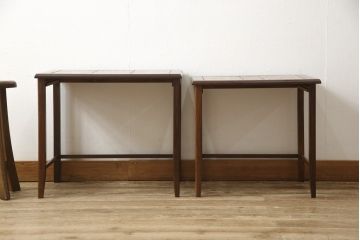 デンマークヴィンテージ　最高級　ローズウッド材の色味とタイルトップが素敵なネストテーブル(センターテーブル、ナイトテーブル、ローテーブル、サイドテーブル、ビンテージ)(R-057917)