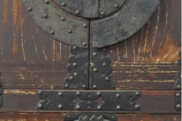 和製アンティーク　総桐　変わり金具　歴史を感じる佇まいが魅力的な観音開き時代箪笥(和タンス、収納箪笥、引き出し、重ね箪笥)(R-057920)