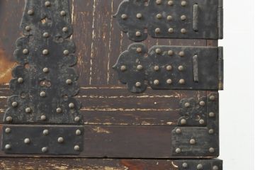 和製アンティーク　総桐　変わり金具　歴史を感じる佇まいが魅力的な観音開き時代箪笥(和タンス、収納箪笥、引き出し、重ね箪笥)(R-057920)