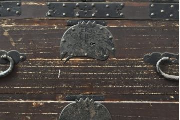 和製アンティーク　総桐　変わり金具　歴史を感じる佇まいが魅力的な観音開き時代箪笥(和タンス、収納箪笥、引き出し、重ね箪笥)(R-057920)